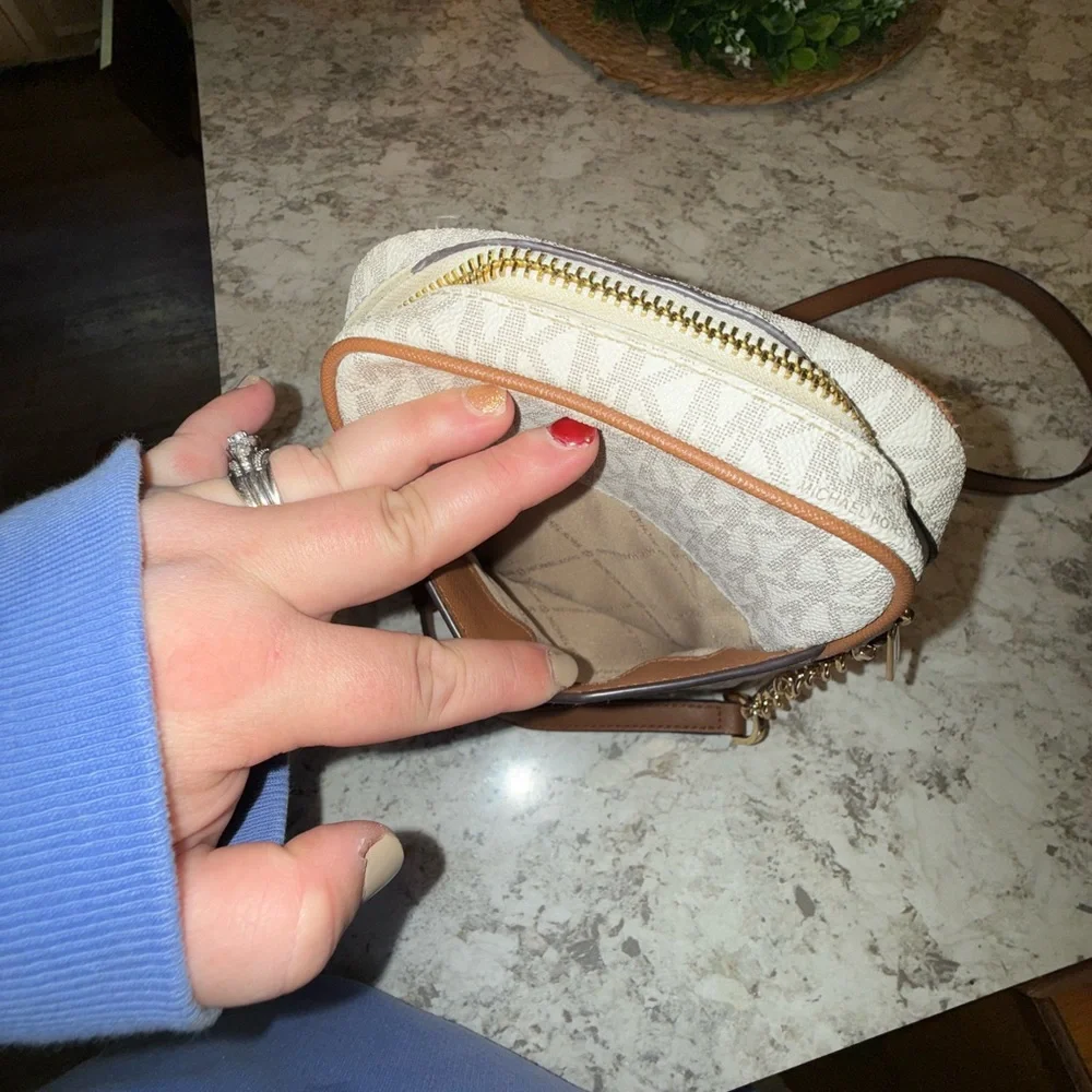 Michael Kors crossbody with Cream and Tan Card Holder - Picture 4 of 16